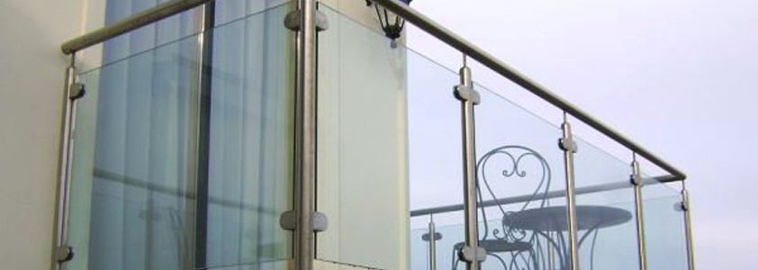 Перила со стеклом на балконе фото